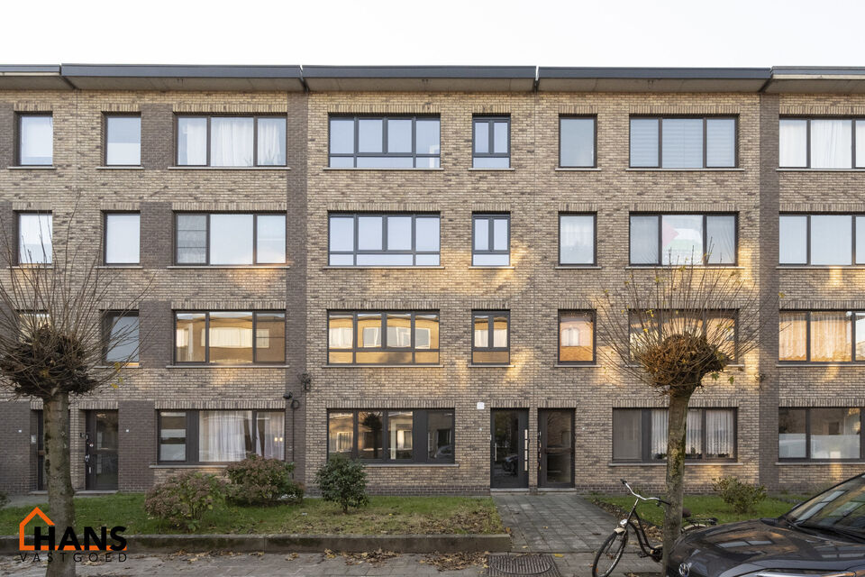 Dit appartement met terras op de derde verdieping zonder lift, omvat : Inkomhal; apart toilet; leefruimte; keuken met kasten, spoelbak en dampkap en ruimte voor het plaatsen van een eigen koelkast kookplaat- oven combinatie; 2 slaapkamers waarvan de klein