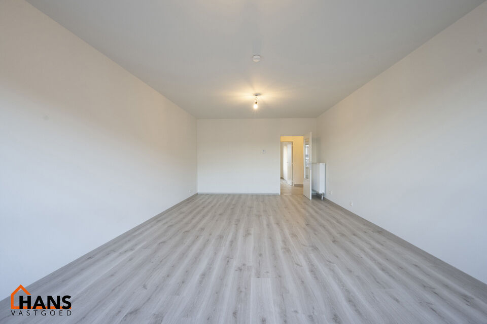 Dit appartement met terras op de derde verdieping zonder lift, omvat : Inkomhal; apart toilet; leefruimte; keuken met kasten, spoelbak en dampkap en ruimte voor het plaatsen van een eigen koelkast kookplaat- oven combinatie; 2 slaapkamers waarvan de klein