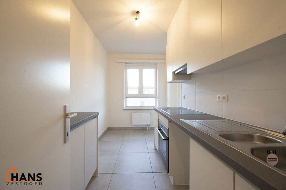 Dit appartement met terras op de derde verdieping zonder lift, omvat : Inkomhal; apart toilet; leefruimte; keuken met kasten, spoelbak en dampkap en ruimte voor het plaatsen van een eigen koelkast kookplaat- oven combinatie; 2 slaapkamers waarvan de klein