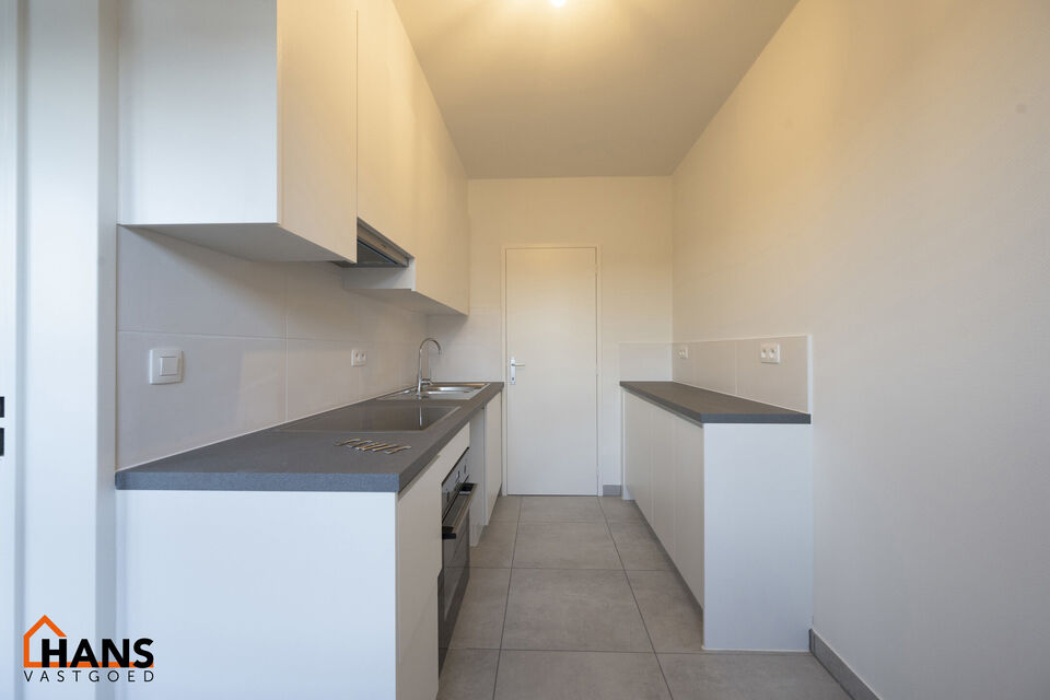 Dit appartement met terras op de derde verdieping zonder lift, omvat : Inkomhal; apart toilet; leefruimte; keuken met kasten, spoelbak en dampkap en ruimte voor het plaatsen van een eigen koelkast kookplaat- oven combinatie; 2 slaapkamers waarvan de klein