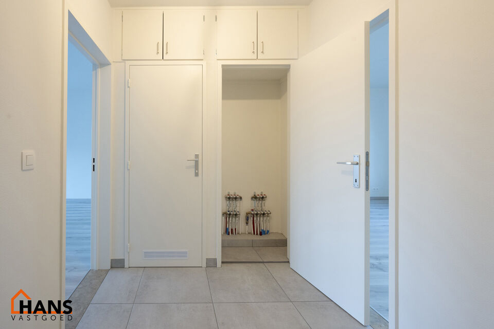 Dit appartement met terras op de derde verdieping zonder lift, omvat : Inkomhal; apart toilet; leefruimte; keuken met kasten, spoelbak en dampkap en ruimte voor het plaatsen van een eigen koelkast kookplaat- oven combinatie; 2 slaapkamers waarvan de klein