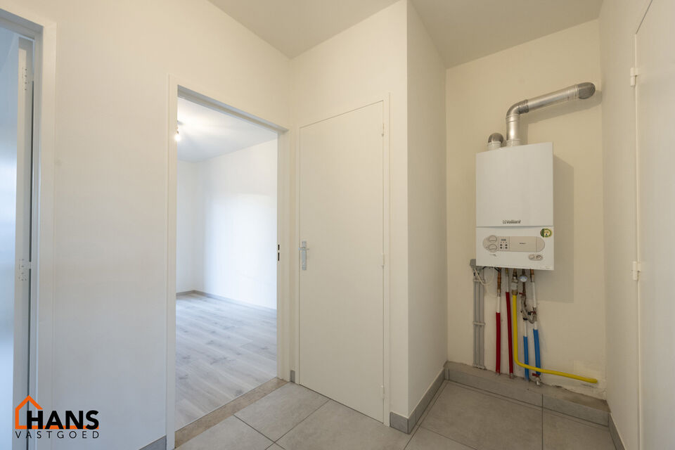 Dit appartement met terras op de derde verdieping zonder lift, omvat : Inkomhal; apart toilet; leefruimte; keuken met kasten, spoelbak en dampkap en ruimte voor het plaatsen van een eigen koelkast kookplaat- oven combinatie; 2 slaapkamers waarvan de klein