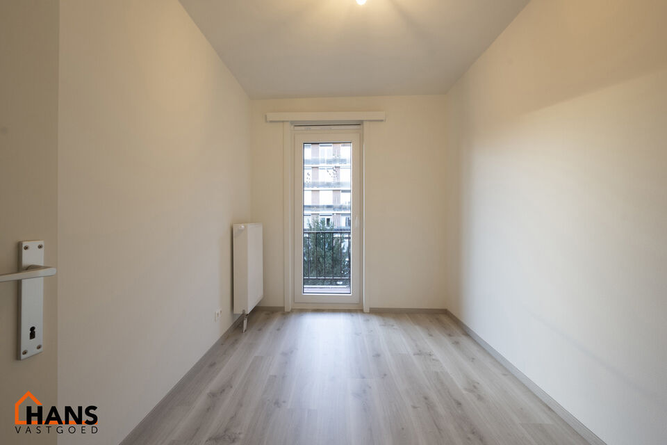 Dit appartement met terras op de derde verdieping zonder lift, omvat : Inkomhal; apart toilet; leefruimte; keuken met kasten, spoelbak en dampkap en ruimte voor het plaatsen van een eigen koelkast kookplaat- oven combinatie; 2 slaapkamers waarvan de klein