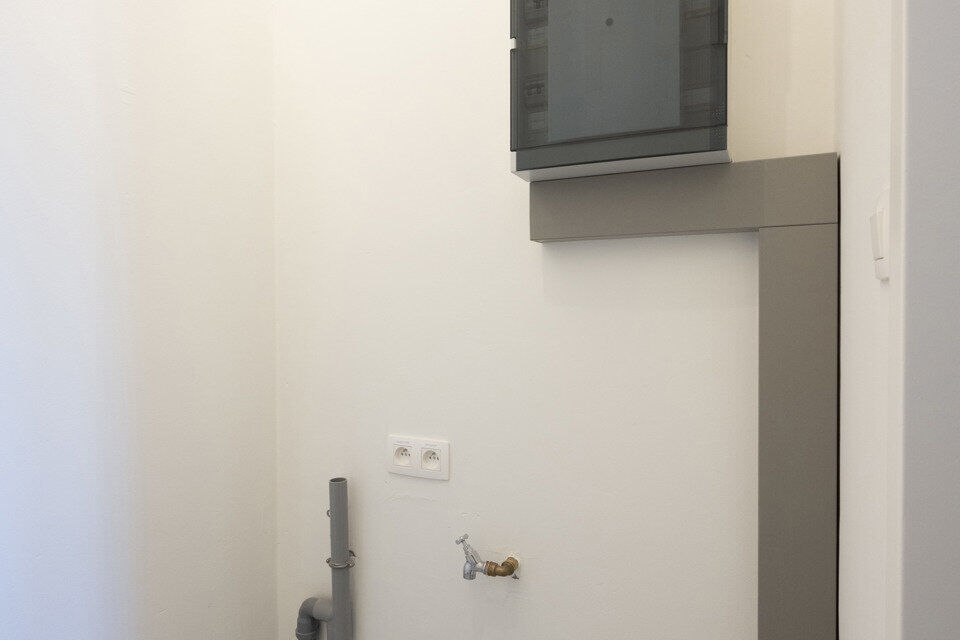 Dit appartement met terras op de derde verdieping zonder lift, omvat : Inkomhal; apart toilet; leefruimte; keuken met kasten, spoelbak en dampkap en ruimte voor het plaatsen van een eigen koelkast kookplaat- oven combinatie; 2 slaapkamers waarvan de klein