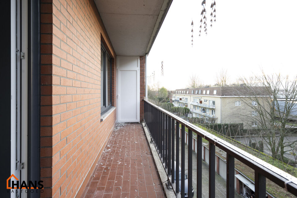 Dit appartement met terras op de derde verdieping zonder lift, omvat : Inkomhal; apart toilet; leefruimte; keuken met kasten, spoelbak en dampkap en ruimte voor het plaatsen van een eigen koelkast kookplaat- oven combinatie; 2 slaapkamers waarvan de klein