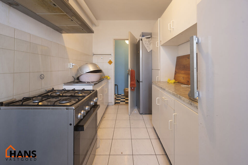 Dit appartement met terras op de derde verdieping zonder lift, omvat : Inkomhal; apart toilet; leefruimte; deels geïnstalleerd keuken; 2 slaapkamers waarvan de kleinste toegang heeft tot het terras; ingerichte badkamer met douche in bad, wastafel en spie