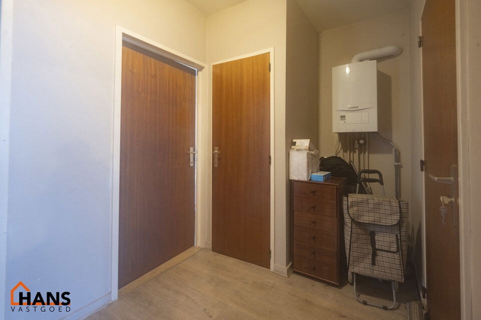 Dit appartement met terras op de derde verdieping zonder lift, omvat : Inkomhal; apart toilet; leefruimte; deels geïnstalleerd keuken; 2 slaapkamers waarvan de kleinste toegang heeft tot het terras; ingerichte badkamer met douche in bad, wastafel en spie