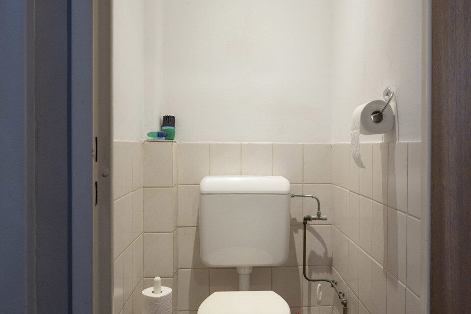 Dit appartement met terras op de derde verdieping zonder lift, omvat : Inkomhal; apart toilet; leefruimte; deels geïnstalleerd keuken; 2 slaapkamers waarvan de kleinste toegang heeft tot het terras; ingerichte badkamer met douche in bad, wastafel en spie