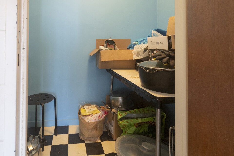 Dit appartement met terras op de derde verdieping zonder lift, omvat : Inkomhal; apart toilet; leefruimte; deels geïnstalleerd keuken; 2 slaapkamers waarvan de kleinste toegang heeft tot het terras; ingerichte badkamer met douche in bad, wastafel en spie