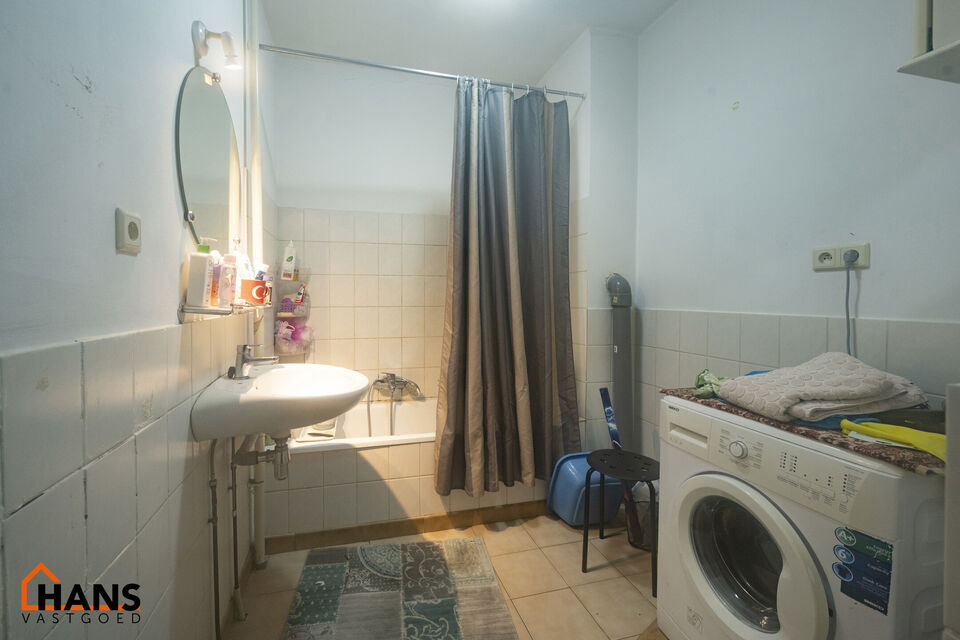 Dit appartement met terras op de derde verdieping zonder lift, omvat : Inkomhal; apart toilet; leefruimte; deels geïnstalleerd keuken; 2 slaapkamers waarvan de kleinste toegang heeft tot het terras; ingerichte badkamer met douche in bad, wastafel en spie