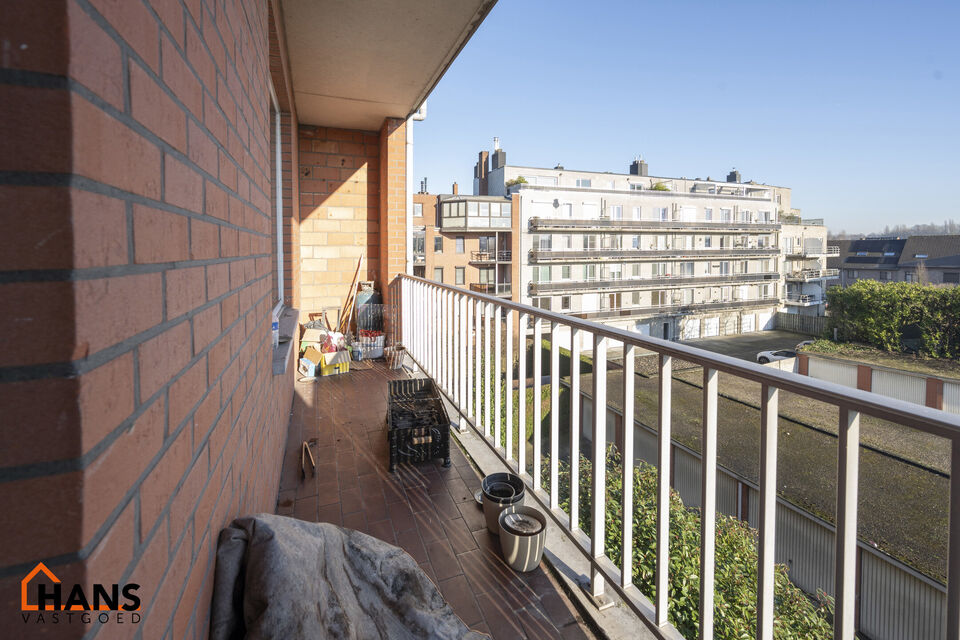 Dit appartement met terras op de derde verdieping zonder lift, omvat : Inkomhal; apart toilet; leefruimte; deels geïnstalleerd keuken; 2 slaapkamers waarvan de kleinste toegang heeft tot het terras; ingerichte badkamer met douche in bad, wastafel en spie