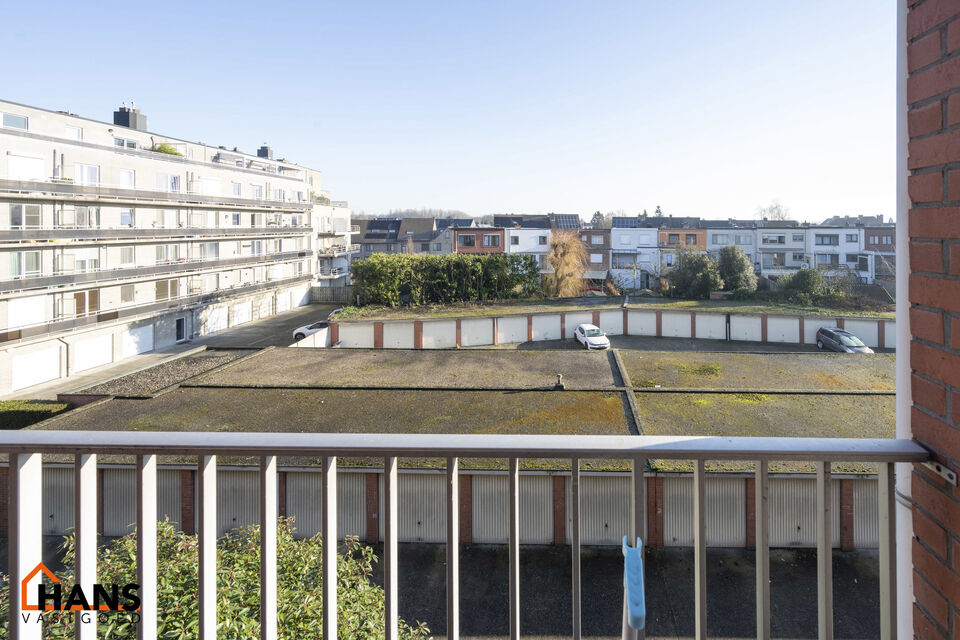 Dit appartement met terras op de derde verdieping zonder lift, omvat : Inkomhal; apart toilet; leefruimte; deels geïnstalleerd keuken; 2 slaapkamers waarvan de kleinste toegang heeft tot het terras; ingerichte badkamer met douche in bad, wastafel en spie