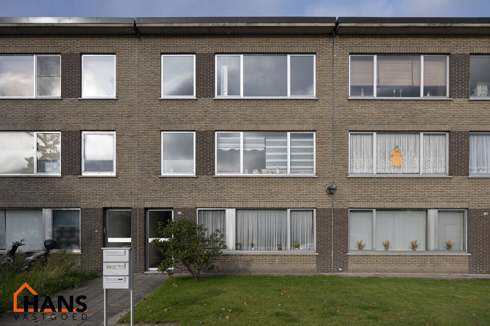 Inkomhal met apart toilet en vestiairekast; leefruimte; geïnstalleerde keuken met kasten, oven, elektrische kookplaat, combi-oven, dampkap en spoelbak; badkamer met ligbad, ingebouwde wastafel en spiegelkast; 2 slaapkamers waarvan de kleine kamer toegang