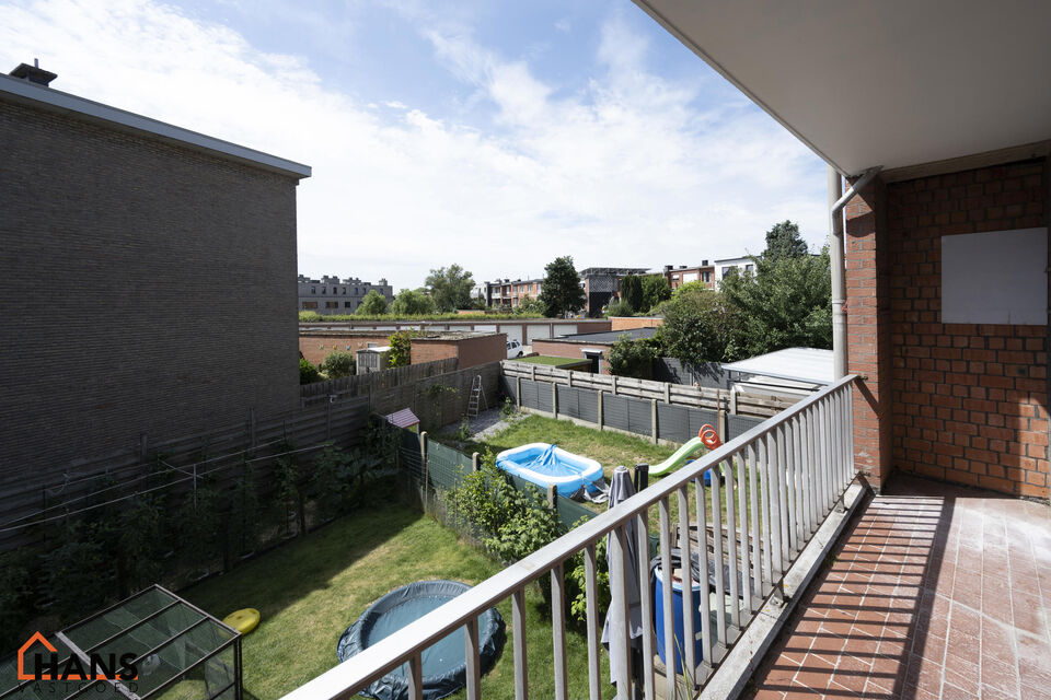 Dit recent gerenoveerd appartement is residentieel gelegen en bevindt zich op de eerst verdieping.
Het omvat een inkomhal met een vestiairekast; apart toilet; ingerichte badkamer met inloopdouche en badkamermeubel met ingebouwde wastafel en spiegelkast; 2