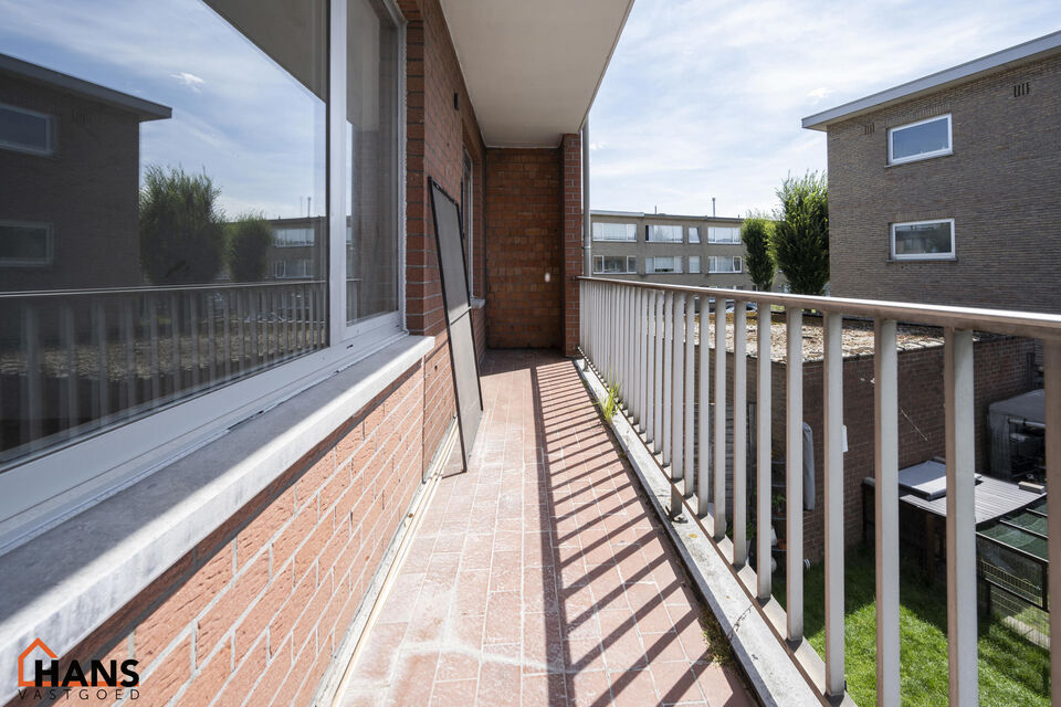 Dit recent gerenoveerd appartement is residentieel gelegen en bevindt zich op de eerst verdieping.
Het omvat een inkomhal met een vestiairekast; apart toilet; ingerichte badkamer met inloopdouche en badkamermeubel met ingebouwde wastafel en spiegelkast; 2