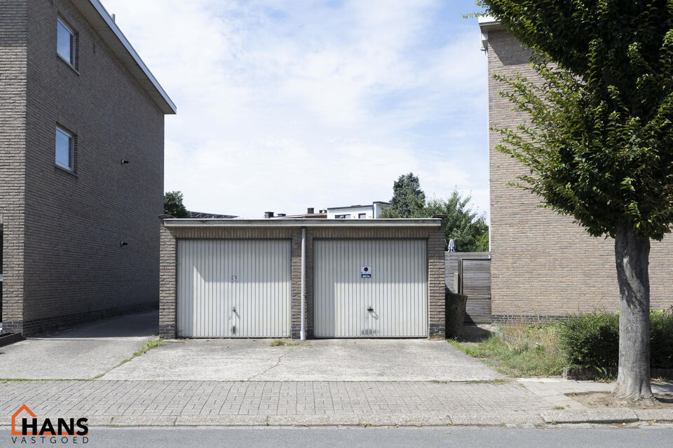 Dit recent gerenoveerd appartement is residentieel gelegen en bevindt zich op de eerst verdieping.
Het omvat een inkomhal met een vestiairekast; apart toilet; ingerichte badkamer met inloopdouche en badkamermeubel met ingebouwde wastafel en spiegelkast; 2