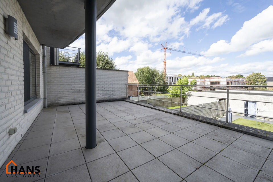 Goed onderhouden 2-slaapkamerappartement op de 1ste verdieping zonder lift.
Inkomhal; apart toilet; leefruimte met veel lichtinval en automatische stores; geïnstalleerde keuken voorzien van alle toestellen: kookplaat, dampkap, oven, koelkast en vaatwasse