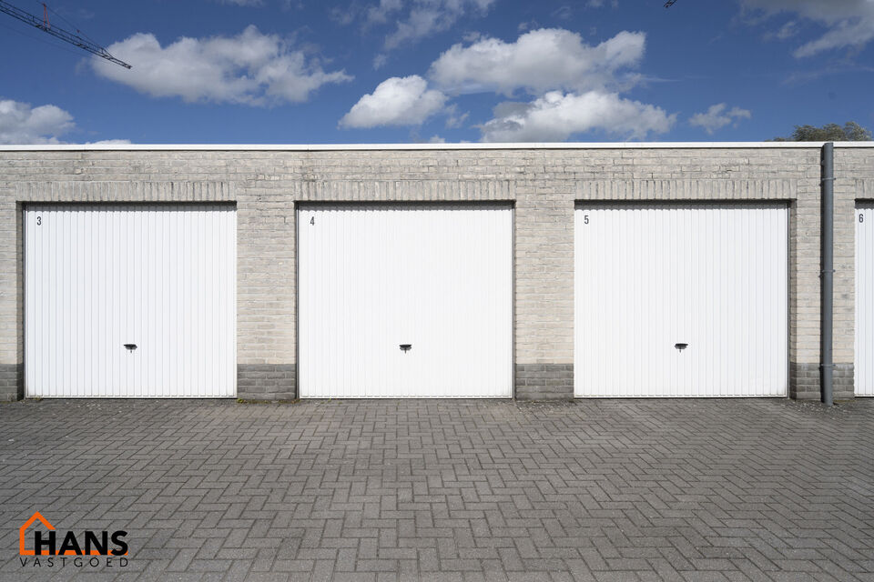 Goed onderhouden 2-slaapkamerappartement op de 1ste verdieping zonder lift.
Inkomhal; apart toilet; leefruimte met veel lichtinval en automatische stores; geïnstalleerde keuken voorzien van alle toestellen: kookplaat, dampkap, oven, koelkast en vaatwasse