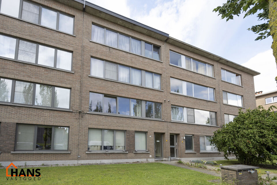 Volledig gerenoveerd appartement met garagebox ( zonder lift) :
Inkomhal met vestiairekast en apart toilet, badkamer met inloopdouche en lavabomeubel. 2 slaapkamers waarvan 1 met terras. Ruime living, keuken met kasten en spoelbakken-oven-kookplaat en dam