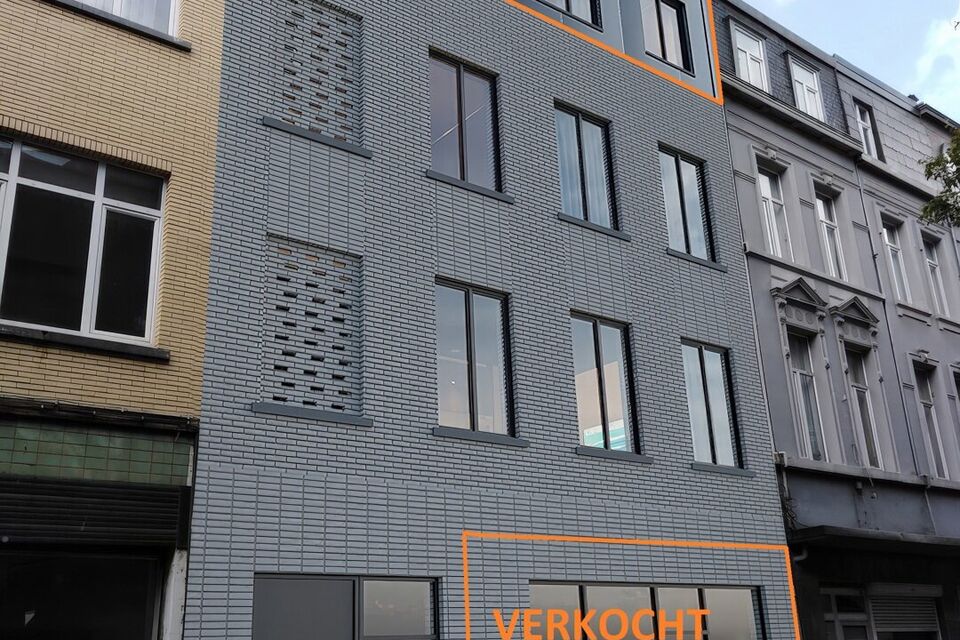 Dit nog te bouwen modern appartement zal zich bevinden op de derde verdieping zonder lift. Het omvat een inkomhal met vestiairekast en apart toilet, een ruime woonkamer met een open en geïnstalleerde keuken van ca. 42m² met aan sluitend een zuidwest ger