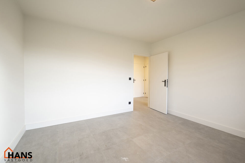 Dit nog te bouwen modern appartement zal zich bevinden op de derde verdieping zonder lift. Het omvat een inkomhal met vestiairekast en apart toilet, een ruime woonkamer met een open en geïnstalleerde keuken van ca. 42m² met aan sluitend een zuidwest ger