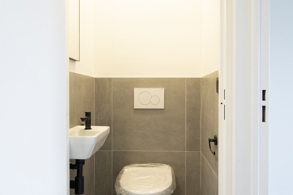 Dit nog te bouwen modern appartement zal zich bevinden op de derde verdieping zonder lift. Het omvat een inkomhal met vestiairekast en apart toilet, een ruime woonkamer met een open en geïnstalleerde keuken van ca. 42m² met aan sluitend een zuidwest ger