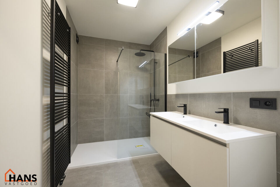 Dit nog te bouwen modern appartement zal zich bevinden op de derde verdieping zonder lift. Het omvat een inkomhal met vestiairekast en apart toilet, een ruime woonkamer met een open en geïnstalleerde keuken van ca. 42m² met aan sluitend een zuidwest ger