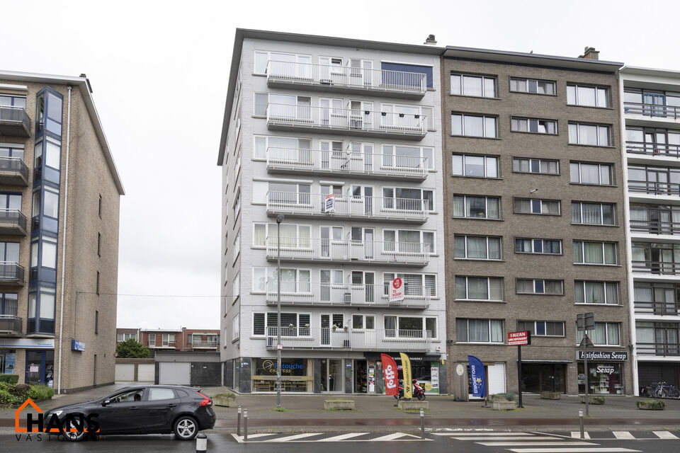 Dit op te frissen appartement op de 5de verdieping met lift omvat een inkomhal, 3 slaapkamers, ingerichte en op te frissen badkamer, apart toilet, berging; woonkamer met veel lichtinval, op te frissen keuken, 2 terrasjes, een kelderberging en een autostaa