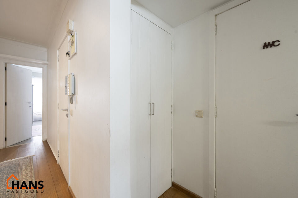 Dit op te frissen appartement op de 5de verdieping met lift omvat een inkomhal, 3 slaapkamers, ingerichte en op te frissen badkamer, apart toilet, berging; woonkamer met veel lichtinval, op te frissen keuken, 2 terrasjes, een kelderberging en een autostaa