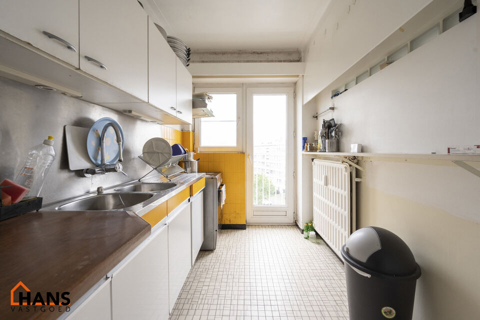 Dit op te frissen appartement op de 5de verdieping met lift omvat een inkomhal, 3 slaapkamers, ingerichte en op te frissen badkamer, apart toilet, berging; woonkamer met veel lichtinval, op te frissen keuken, 2 terrasjes, een kelderberging en een autostaa