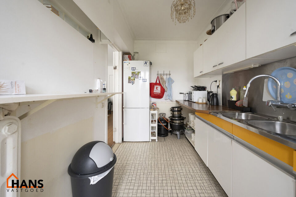 Dit op te frissen appartement op de 5de verdieping met lift omvat een inkomhal, 3 slaapkamers, ingerichte en op te frissen badkamer, apart toilet, berging; woonkamer met veel lichtinval, op te frissen keuken, 2 terrasjes, een kelderberging en een autostaa