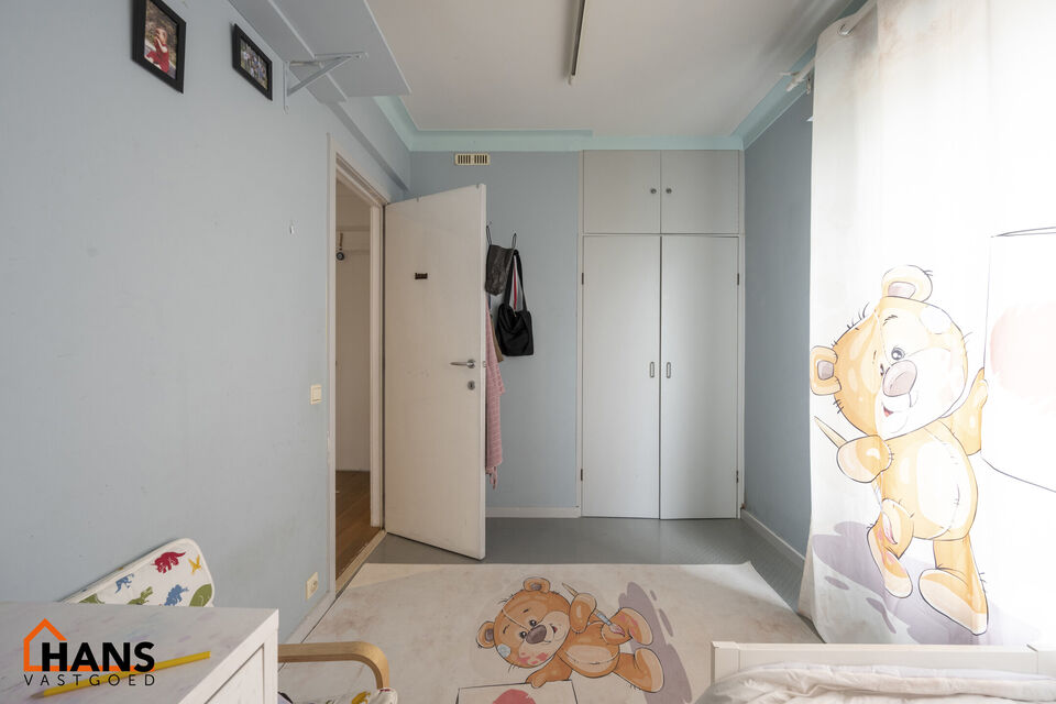 Dit op te frissen appartement op de 5de verdieping met lift omvat een inkomhal, 3 slaapkamers, ingerichte en op te frissen badkamer, apart toilet, berging; woonkamer met veel lichtinval, op te frissen keuken, 2 terrasjes, een kelderberging en een autostaa