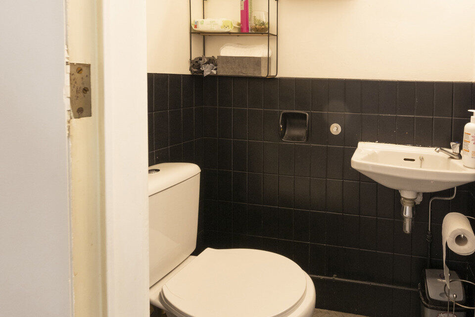 Dit op te frissen appartement op de 5de verdieping met lift omvat een inkomhal, 3 slaapkamers, ingerichte en op te frissen badkamer, apart toilet, berging; woonkamer met veel lichtinval, op te frissen keuken, 2 terrasjes, een kelderberging en een autostaa