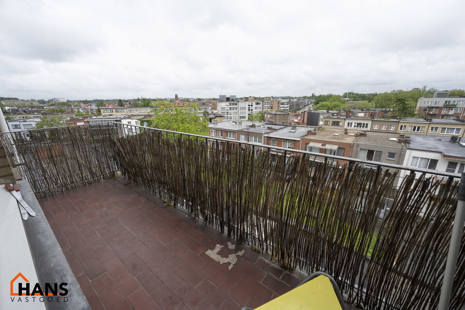 Dit op te frissen appartement op de 5de verdieping met lift omvat een inkomhal, 3 slaapkamers, ingerichte en op te frissen badkamer, apart toilet, berging; woonkamer met veel lichtinval, op te frissen keuken, 2 terrasjes, een kelderberging en een autostaa