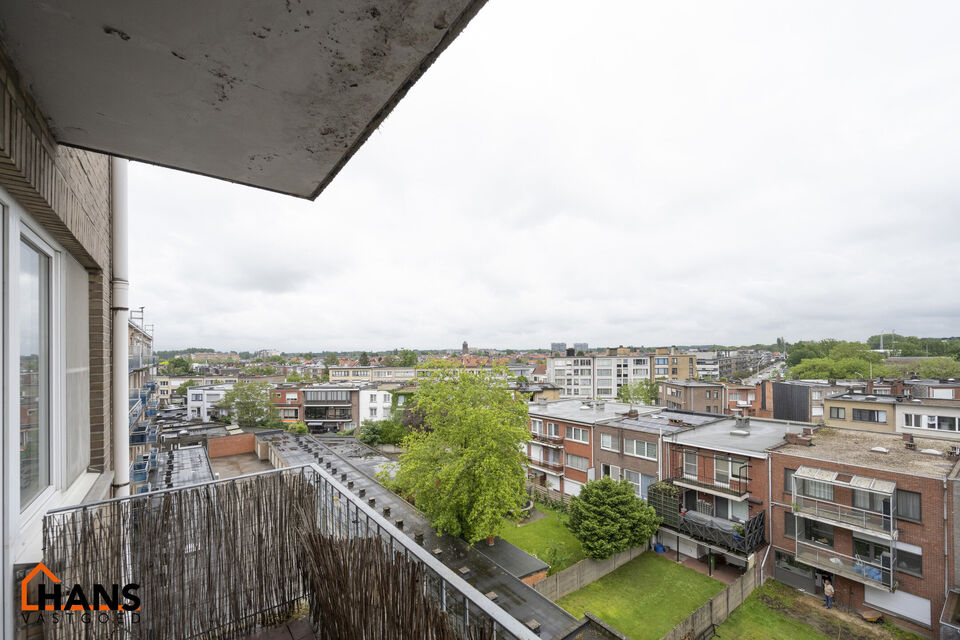 Dit op te frissen appartement op de 5de verdieping met lift omvat een inkomhal, 3 slaapkamers, ingerichte en op te frissen badkamer, apart toilet, berging; woonkamer met veel lichtinval, op te frissen keuken, 2 terrasjes, een kelderberging en een autostaa