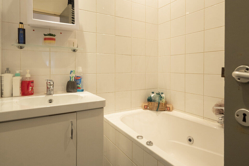 Dit verzorgd appartement is op de tweede verdieping zonder lift en omvat een inkomhal; een ingerichte badkamer met ligbad, badkamermeubel met ingebouwde wastafel en toilet; een woonkamer met veel lichtinval; een geïnstalleerde keuken met kasten, dampkap,