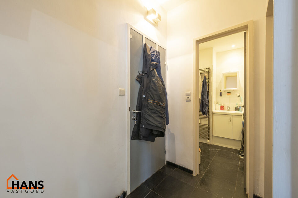 Dit verzorgd appartement is op de tweede verdieping zonder lift en omvat een inkomhal; een ingerichte badkamer met ligbad, badkamermeubel met ingebouwde wastafel en toilet; een woonkamer met veel lichtinval; een geïnstalleerde keuken met kasten, dampkap,