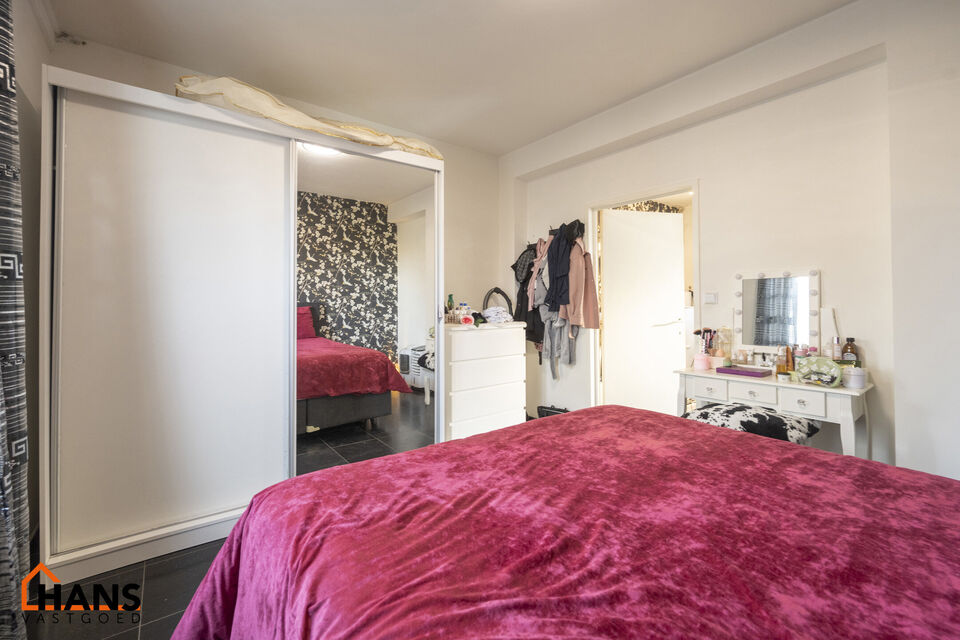 Dit verzorgd appartement is op de tweede verdieping zonder lift en omvat een inkomhal; een ingerichte badkamer met ligbad, badkamermeubel met ingebouwde wastafel en toilet; een woonkamer met veel lichtinval; een geïnstalleerde keuken met kasten, dampkap,