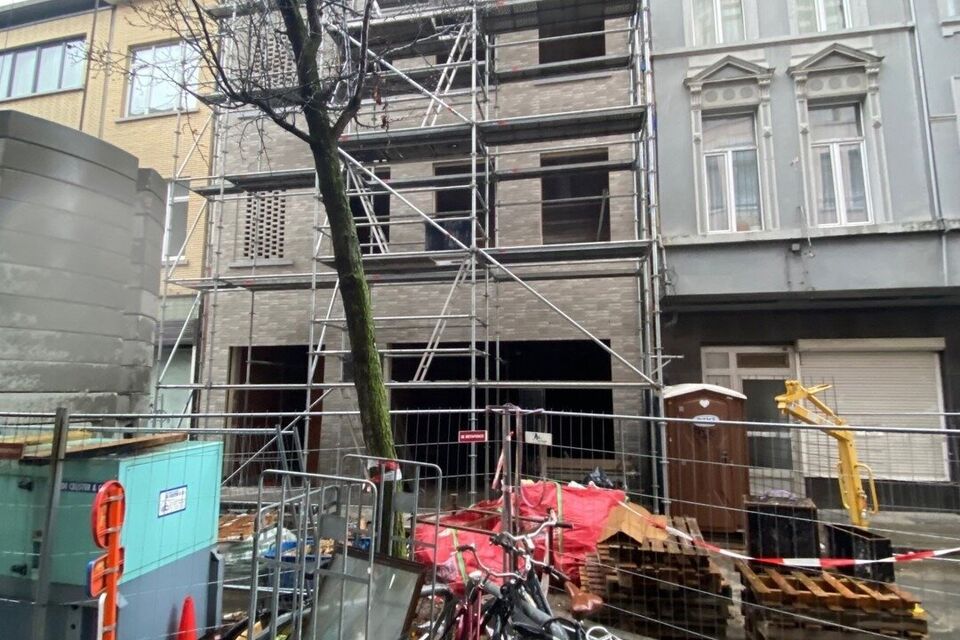 Dit gebouw zonder lift. Het omvat een winkelpand met al eventueel een huurder in het vooruitzicht en telkens 3 appartementen met telkens 1 slaapkamer, open geïnstalleerde keuken, woonkamer, ingerichte badkamer, terras. Tot slot is er op de gelijkvloers e