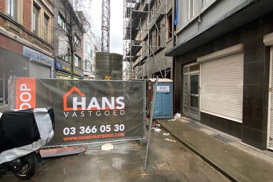 Dit gebouw zonder lift. Het omvat een winkelpand met al eventueel een huurder in het vooruitzicht en telkens 3 appartementen met telkens 1 slaapkamer, open geïnstalleerde keuken, woonkamer, ingerichte badkamer, terras. Tot slot is er op de gelijkvloers e