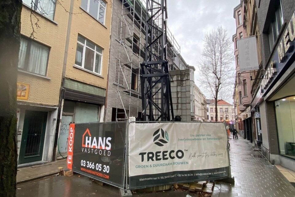 Dit gebouw zonder lift. Het omvat een winkelpand met al eventueel een huurder in het vooruitzicht en telkens 3 appartementen met telkens 1 slaapkamer, open geïnstalleerde keuken, woonkamer, ingerichte badkamer, terras. Tot slot is er op de gelijkvloers e