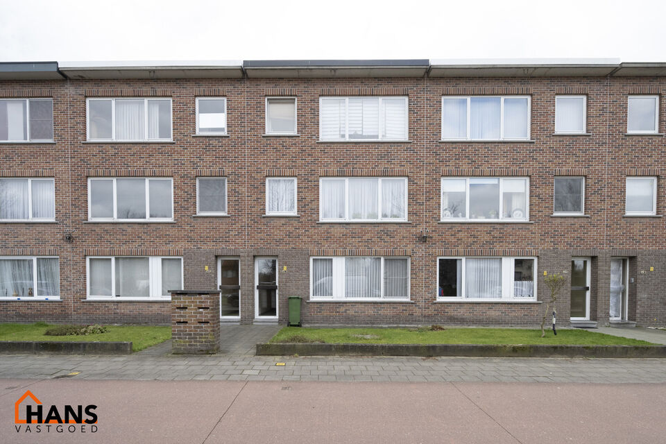 In Optie !! Dit gebouw van de jaren 90 is onderverdeeld in 3 appartement en 3 garageboxen. Een gelijkvloers appartement omvat een inkomhal met vestiairekast; 2 slaapkamers waarvan 1 toegang verleent tot de achterliggende tuin en garagebox; een ingerichte 