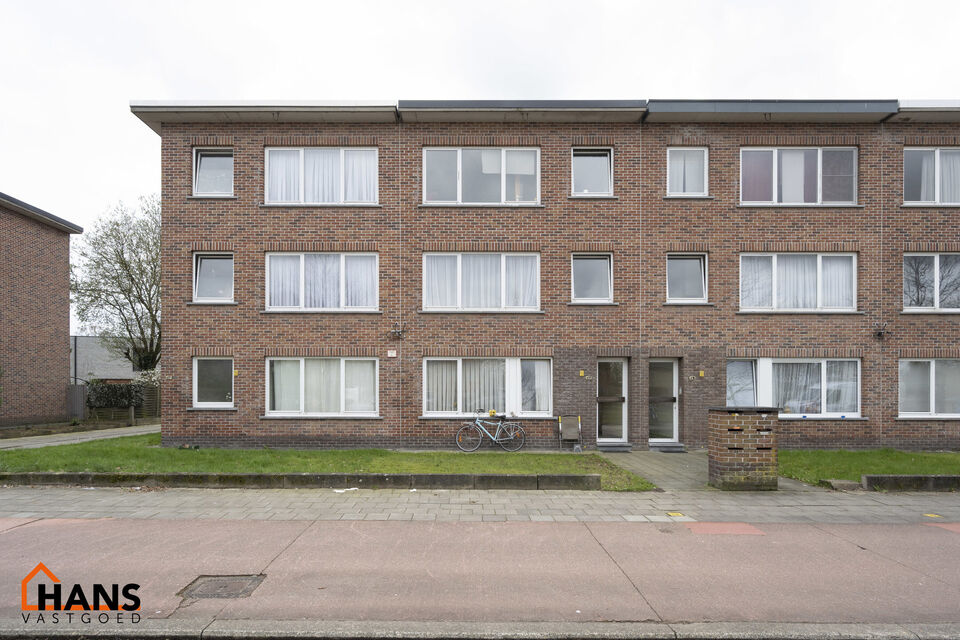 In optie!! Dit gebouw van de jaren 90 is onderverdeeld in 3 appartement en 3 garageboxen. Een gelijkvloers appartement omvat een inkomhal met vestiairekast; 2 slaapkamers waarvan 1 toegang verleent tot de achterliggende tuin en garagebox; een ingerichte b