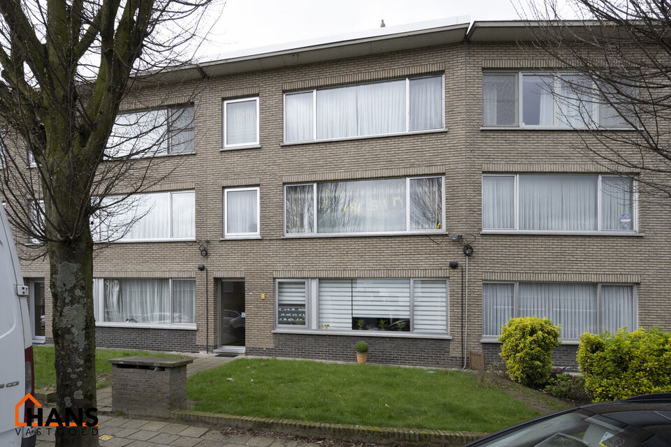 In optie !Dit gebouw van de jaren 80 is onderverdeeld in 3 appartement en 3 garageboxen. Een gelijkvloers appartement(waarvan de huurovereenkomst is opgezegd)omvat een inkomhal met vestiairekast; 2 slaapkamers waarvan 1 toegang verleent tot de achterligge