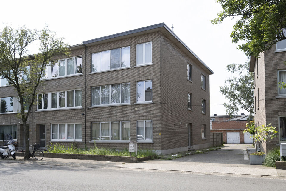 Dit gebouw vergund als opbrengsteigendom is een hoekgebouw en omvat 3 appartementen met telkens een indeling van een inkomhal, apart toilet, ingerichte badkamer; 2 slaapkamers; woonkamer en een ingerichte keuken. De gelijkvloers heeft een klein afgesloten