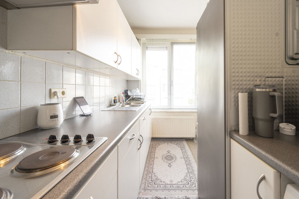 Dit gebouw vergund als opbrengsteigendom is een hoekgebouw en omvat 3 appartementen met telkens een indeling van een inkomhal, apart toilet, ingerichte badkamer; 2 slaapkamers; woonkamer en een ingerichte keuken. De gelijkvloers heeft een klein afgesloten