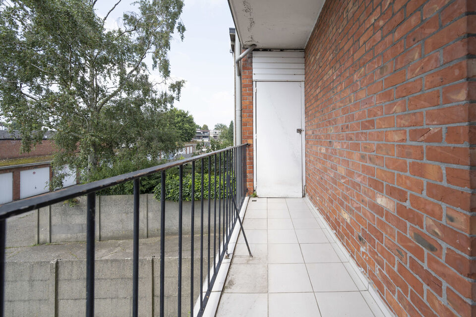 Dit gebouw vergund als opbrengsteigendom is een hoekgebouw en omvat 3 appartementen met telkens een indeling van een inkomhal, apart toilet, ingerichte badkamer; 2 slaapkamers; woonkamer en een ingerichte keuken. De gelijkvloers heeft een klein afgesloten