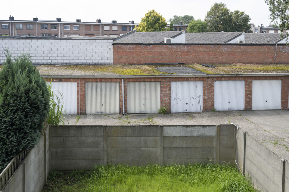 Dit gebouw vergund als opbrengsteigendom is een hoekgebouw en omvat 3 appartementen met telkens een indeling van een inkomhal, apart toilet, ingerichte badkamer; 2 slaapkamers; woonkamer en een ingerichte keuken. De gelijkvloers heeft een klein afgesloten