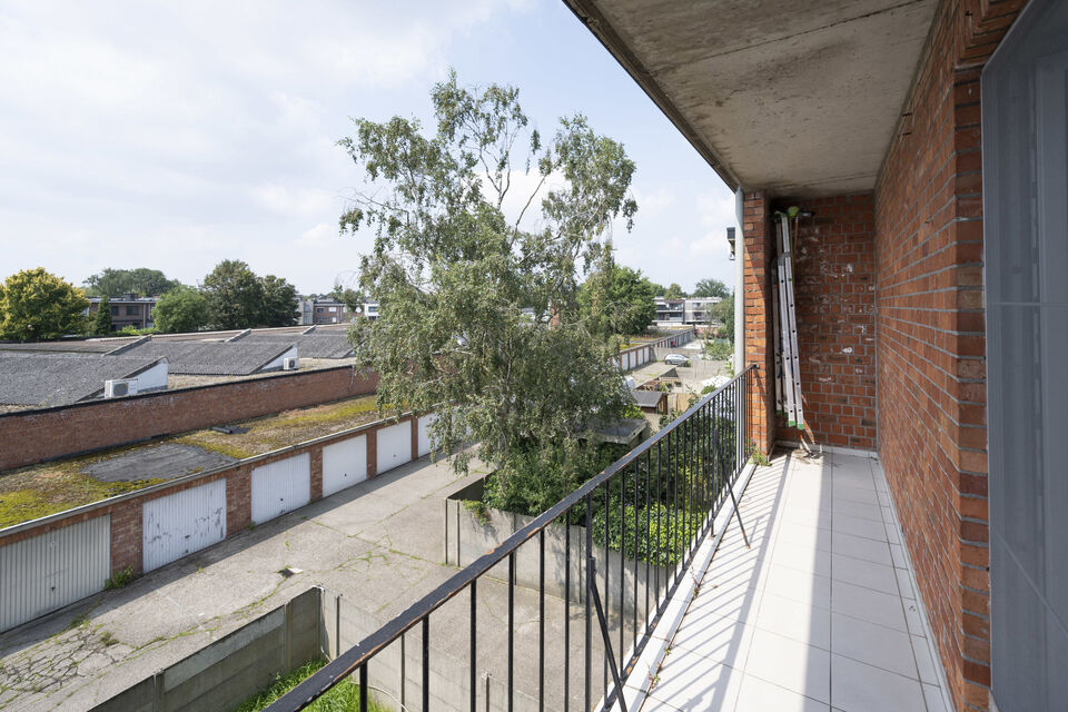 Dit gebouw vergund als opbrengsteigendom is een hoekgebouw en omvat 3 appartementen met telkens een indeling van een inkomhal, apart toilet, ingerichte badkamer; 2 slaapkamers; woonkamer en een ingerichte keuken. De gelijkvloers heeft een klein afgesloten