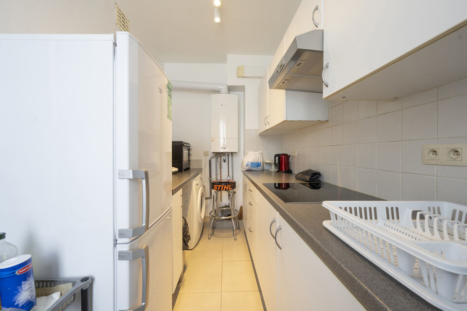 Dit gebouw vergund als opbrengsteigendom is een hoekgebouw en omvat 3 appartementen met telkens een indeling van een inkomhal, apart toilet, ingerichte badkamer; 2 slaapkamers; woonkamer en een ingerichte keuken. De gelijkvloers heeft een klein afgesloten